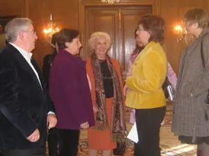 En el centro de la imagen, la consejera de Presidencia, Justicia e Igualdad, María José Ramos; la presidenta de la Asociación ‘Abuelas de la Plaza de Mayo’; Estela Barnes de Carlotto; y la alcaldesa de Avilés, Pilar Varela.