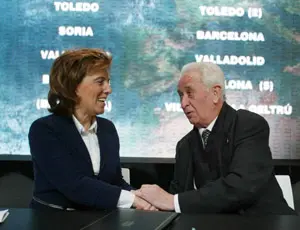La consejera de Cultura y Turismo, María José Salgueiro, y el presidente de la Confederación Internacional de Casas Regionales de Castilla y León, Andrés Luis Heras Minués, durante la firma del convenio.