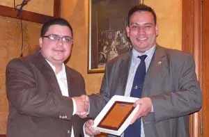 Richard Barreiro recibe el reconocimiento a \'Magazine Español\'.