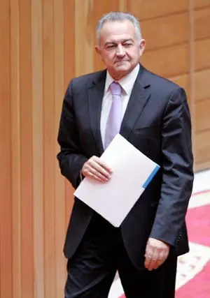 Méndez Romeu se dirige al estrado del Parlamento.