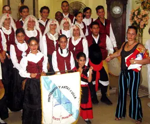 Marilyn García, con alumnos de las sociedades Monterroso y Antas de Ulla.