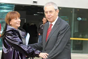 Touriño y la secretaria xeral de Sanidade, Pilar Fernández, en la entrada al Hospital Virxe da Xunqueira de Cee.