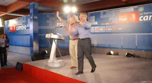  Ricardo Varela y José Blanco saludan a los asistentes a la Fiesta de la Rosa en Buenos Aires.