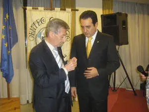 Rogelio Martínez fai entrega da Medalla de Ouro a Manuel Bustos, alcalde de Sabadell.