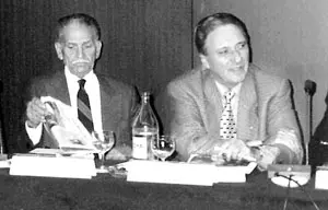  F&eacute;lix Garc&eacute;s &ndash;a la izquierda&ndash; y Manuel Antas Fraga, durante un pleno del Consejo General de la Emigraci&oacute;n.