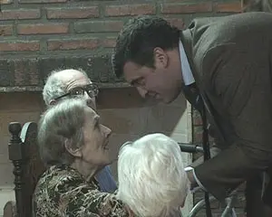  Ricardo Cortés saluda a algunas residentes del Hogar Español.
