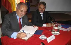 El alcade de Móstoles firma en el libro de visitas de la Casa de Madrid.