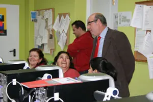Rodríguez conversa con algunas de las participantes en el taller de informática de ‘Érguete’.