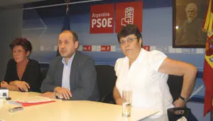 Ricardo Varela y Marisol Soneira, acompañados por la dirigente socialista local María Ángeles Ruisánchez.