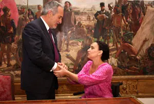 El alcalde de Móstoles, Esteban Parro, saluda a Gabriela Michetti, durante el acto de la firma del convenio de colaboración entre las dos ciudades.