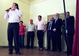 Dirigentes del Partido Popular y de la ‘Casa de Orense’ escuchan las palabras que Alfredo Enríquez dirige a los asistentes a la comida celebrada en la ‘Casa de Galicia’.