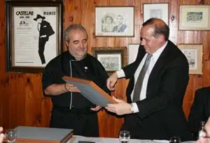 El propietario del restaurante ‘Morriña’, Manuel Corral Vide, entrega el premio a Carlos Ameijeiras.