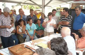 Alina Artímez –en el centro de la imagen– se dirige a los presentes.