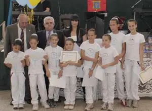 Las jóvenes gimnastas de la entidad recibieron el reconocimiento del Centro Asturiano por su labor.