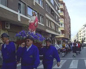 Los mineros llevan a hombros la nueva imagen de Santa Bárbara.
