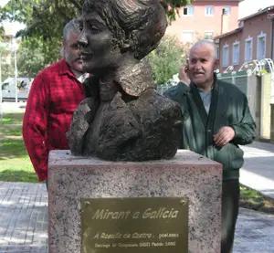 O busto en homenaxe a Rosalía.