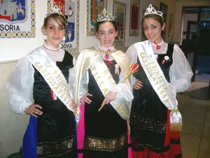 Las jóvenes premiadas durante la cena de despedida del año