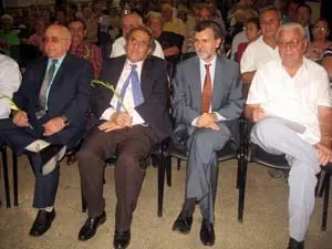  Pablo Barrios –2º a la izda.– encabezó el homenaje a los emigrantes españoles.