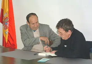 Sánchez Dragó, firmando una de sus novelas.