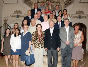 La consejera posa junto a los directivos de Centros de Argentina que asistieron a la reunión.