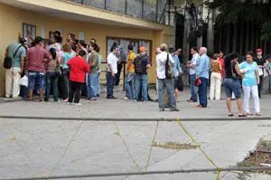  Desde el pasado día 26 se formaron largas colas ante el Consulado español en La Habana.