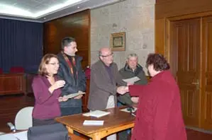 Manuel Luis Rodríguez entrega uno de los diplomas en el acto que tuvo lugar en O Carballiño.