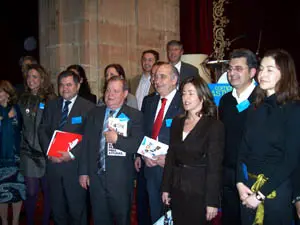 Directivos de la asociación posan con los patronos oficiales: el Gobierno, FADE, la Universidad y Cajastur.