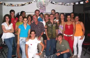Héctor Domínguez y jóvenes salmantinos en la isla hablaron del sida.