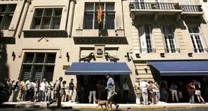  Argentinos realizan una fila en el consulado de España, en Buenos Aires, para tramitar la nacionalidad española.
