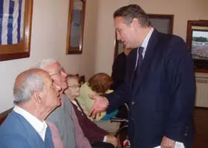  Prada habla con algunos residentes del Hospital Español de Montevideo.