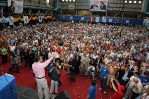  Feij&oacute;o saluda a los asistentes a un mitin en Buenos Aires el pasado mes de noviembre.