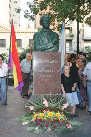  El busto de Castelao, tras la ofrenda floral.