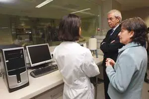 Touri&ntilde;o y Rubio escuchan las explicaciones de una de las t&eacute;cnicas.
