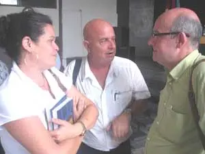  Juan Orallo &ndash;centro&ndash;, junto a Manuel Luis Rodr&iacute;guez en su &uacute;ltima visita a Cuba, y la vicepresidenta de la sociedad.
