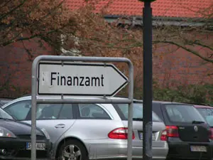  Hacienda (Finanzamt) devuelve dinero a millones de automovilistas por gastos de desplazamiento al trabajo en 2007 y 2008.