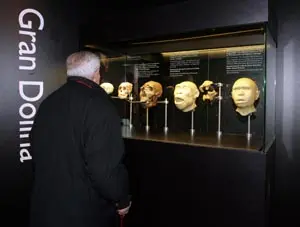 Vista de la entrada a la exposición sobre Atapuerca inaugurada en París.