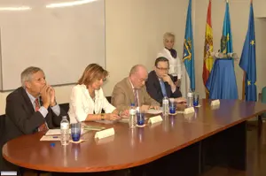  Martínez Roces –tercero por la izquierda–, en la última entrega de los premios ‘Langreanos en el Mundo’.