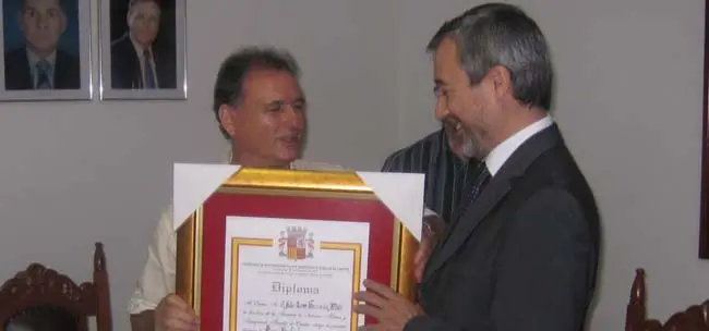  Fernández Mato recibió el diploma de Socio Bienhechor de la Sociedad Rosalía de Castro de Santos.