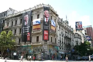 La esquina hispana de la capital porte&ntilde;a cuenta con la propaganda del PSdeG-PSOE.