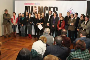  Teresa T&aacute;boas se dirige a los asistentes a un acto de precampa&ntilde;a en Vigo.