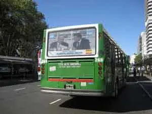  Un autob&uacute;s de Buenos Aires con un cartel del PPdeG.