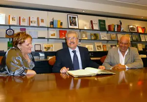 De izda. a dcha., Mar&iacute;a Xos&eacute; Porteiro, &Oacute;scar Gonz&aacute;lez y Osvaldo M&eacute;ndez, en la Delegaci&oacute;n de la Xunta. 