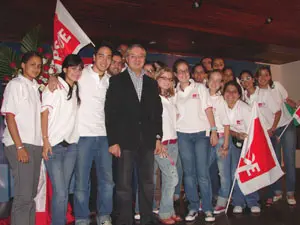 El ‘número dos’ del PSOE posa junto a los integrantes de la Ejecutiva de Juventudes Socialistas de Venezuela.