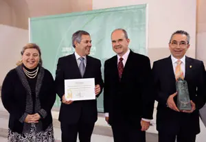  Manuel Chaves entregó los premios Comunidades Andaluzas a la Casa en Zaragoza y al Centro de Mar del Plata.