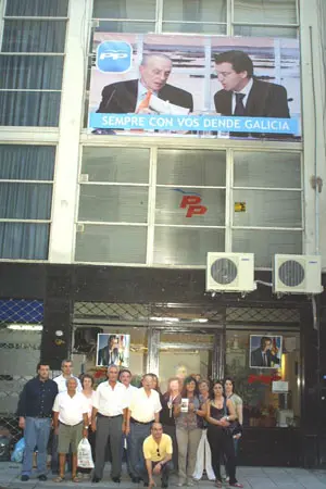  La comitiva de dirigentes del PP de A Coru&ntilde;a ante la sede en Buenos Aires.