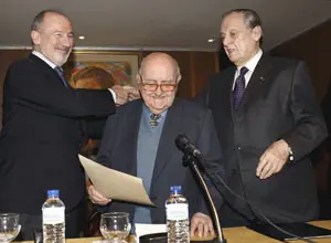Rodrigo Rato, junto a Cosme Sordo y Fernández Campo, durante la entrega de la distinción del Centro Asturiano de Madrid. 