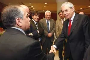  Touri&ntilde;o saluda a algunos de los asistentes al Encontro.