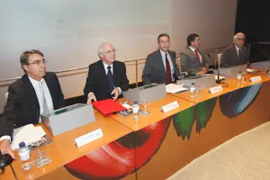  Fern&aacute;ndez Antonio (centro) presidi&oacute; el acto de inauguraci&oacute;n.