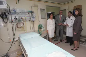  El presidente Touri&ntilde;o, acompa&ntilde;ado por su esposa, visita las instalaciones del Hospital Espa&ntilde;ol de R&iacute;o.