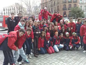 Victoria Cristóbal con los jóvenes procedentes de Chile.